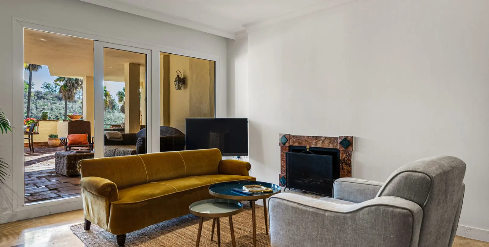 Long-term rent of middle floor apartment in The Golden Mile 11