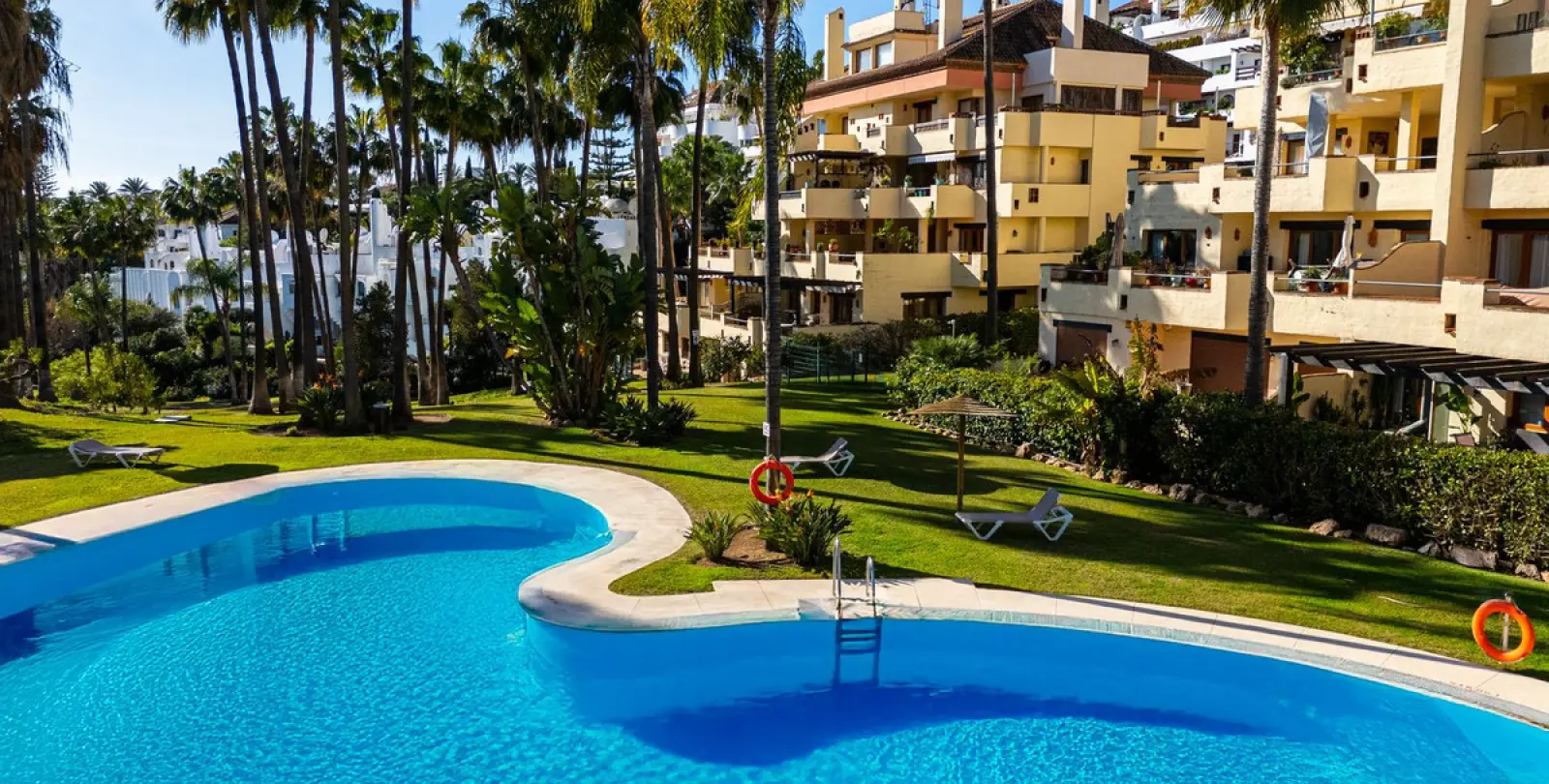 Long-term rent of middle floor apartment in The Golden Mile 26