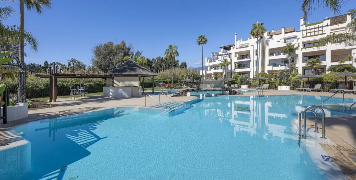 Sale of ground floor apartment in New Golden Mile 40