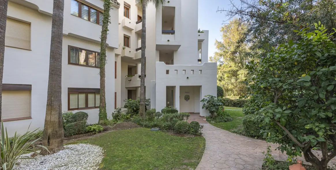 Sale of ground floor apartment in New Golden Mile 41