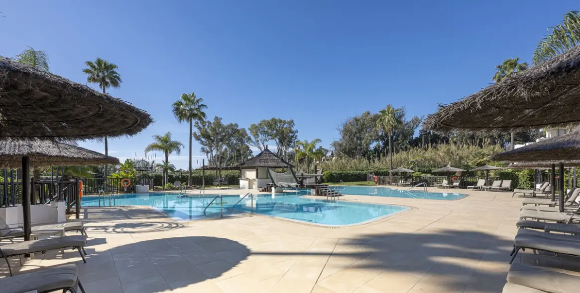 Sale of ground floor apartment in New Golden Mile 42