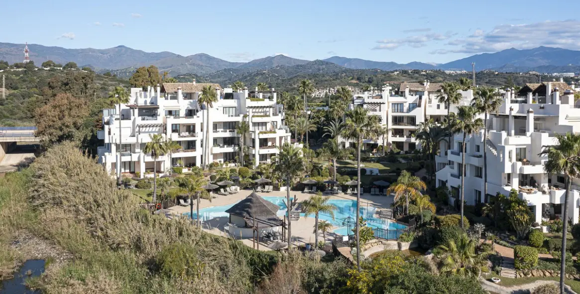 Sale of ground floor apartment in New Golden Mile 50