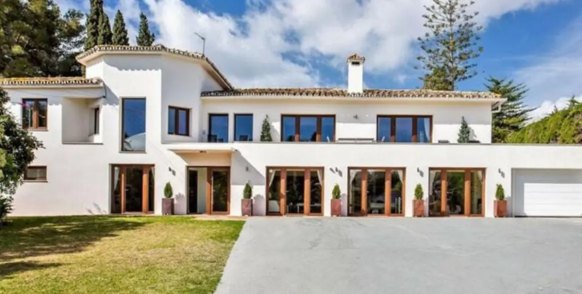 Sale of detached villa in San Pedro de Alcántara 1