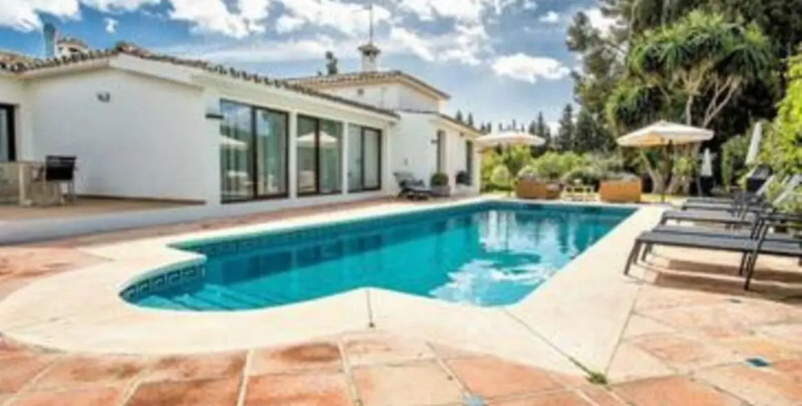 Sale of detached villa in San Pedro de Alcántara 2