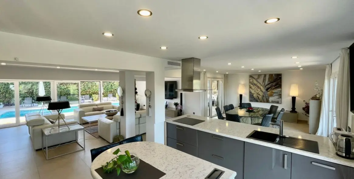 Sale of detached villa in San Pedro de Alcántara 5