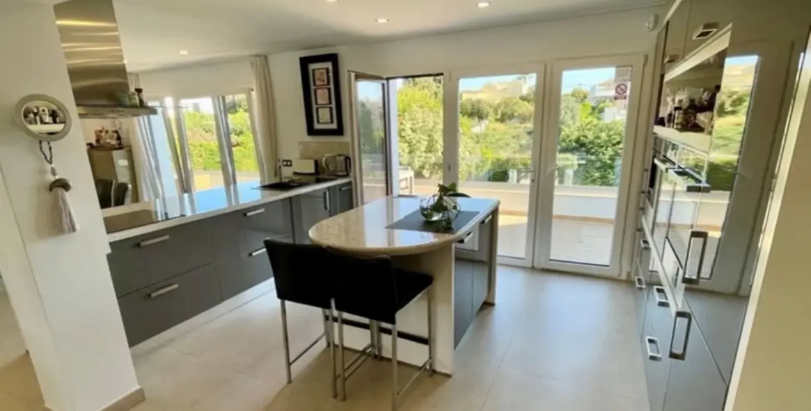 Sale of detached villa in San Pedro de Alcántara 11