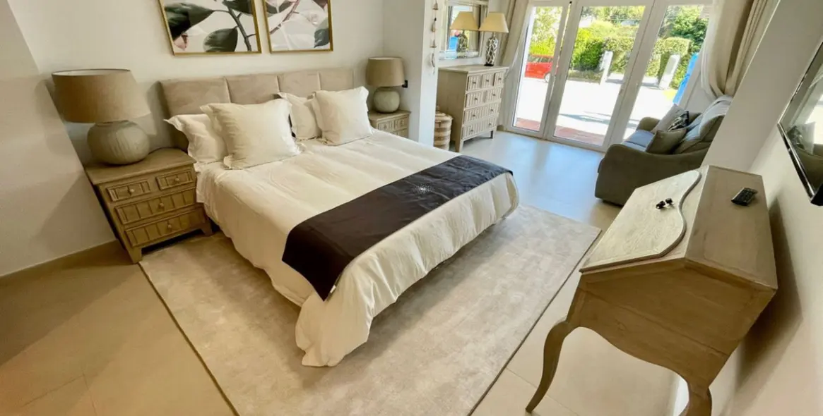 Sale of detached villa in San Pedro de Alcántara 26