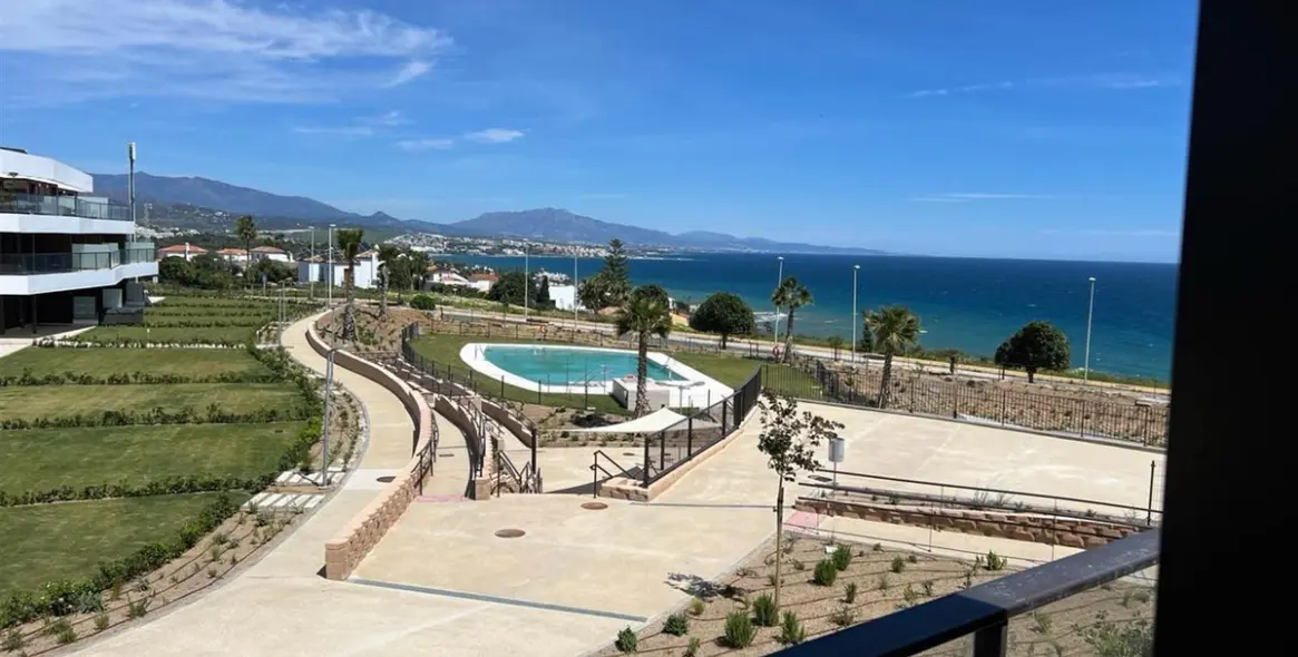 Alquiler a largo plazo de apartamento en planta media en Casares Playa 1