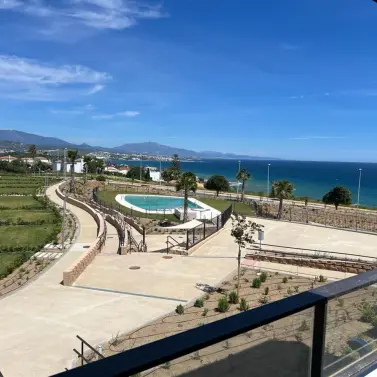 Alquiler a largo plazo de apartamento en planta media en Casares Playa