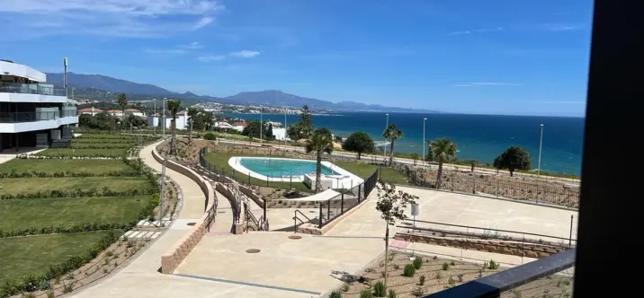 Alquiler a largo plazo de apartamento en planta media en Casares Playa 0