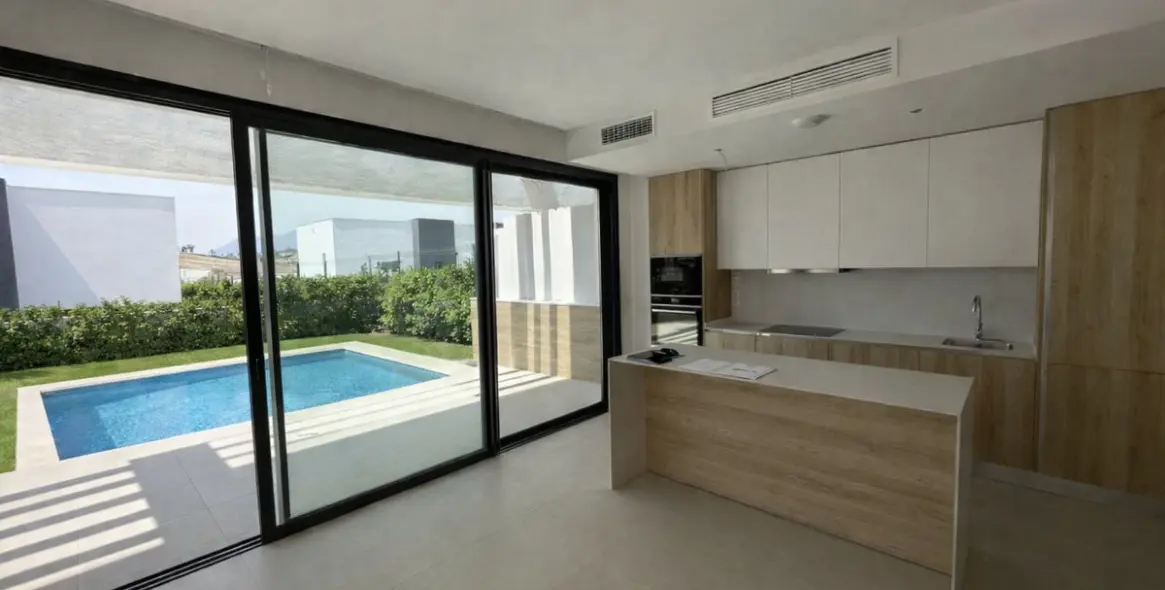 Long-term rent of semi-detached house in Estepona 1