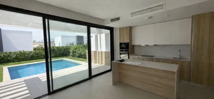 Долгосрочная аренда дома на две семьи в Estepona 0