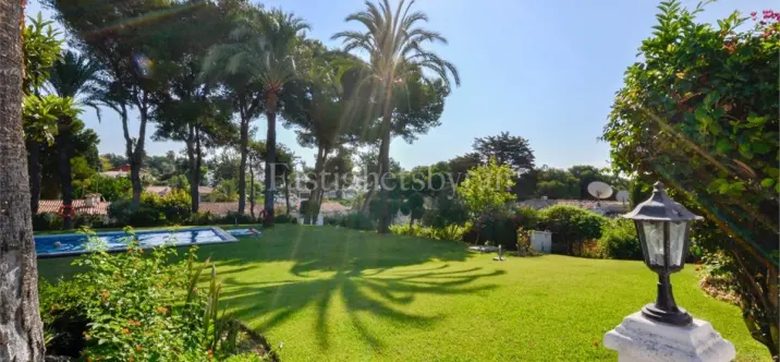 Продажа таунхауса в Nueva Andalucía 0