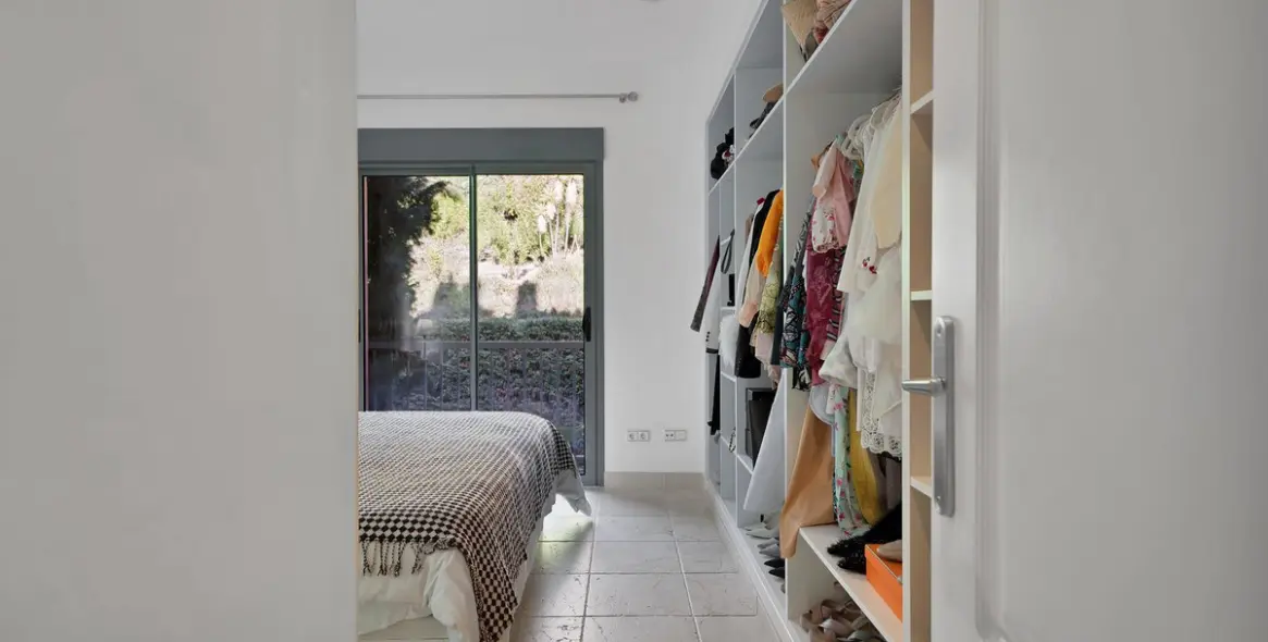 Sale of middle floor apartment in Atalaya 21