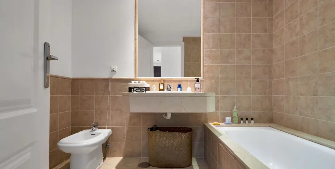 Sale of middle floor apartment in Atalaya 22