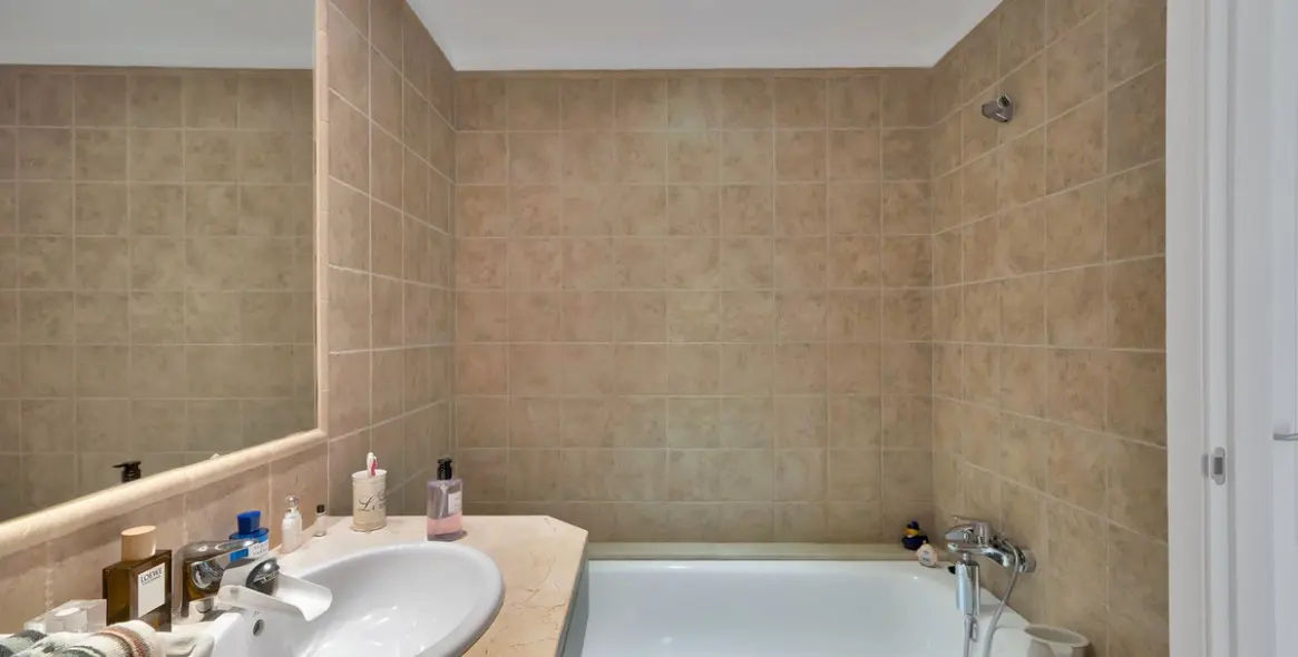 Sale of middle floor apartment in Atalaya 23