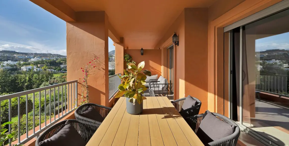 Sale of middle floor apartment in Atalaya 24