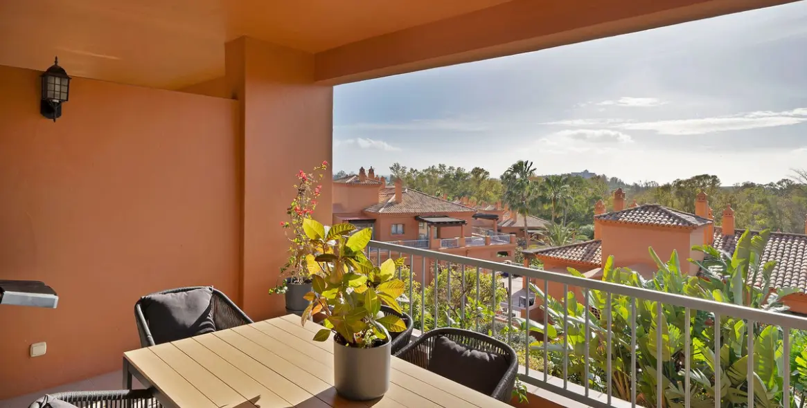 Sale of middle floor apartment in Atalaya 25