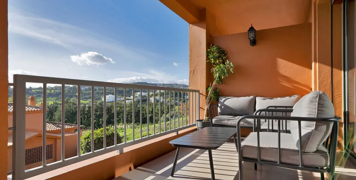 Sale of middle floor apartment in Atalaya 27