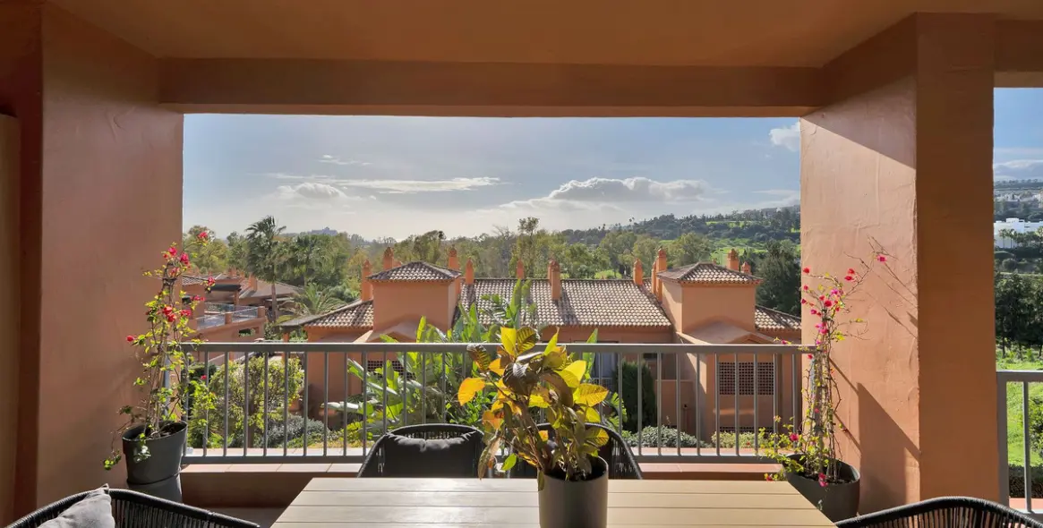 Sale of middle floor apartment in Atalaya 28