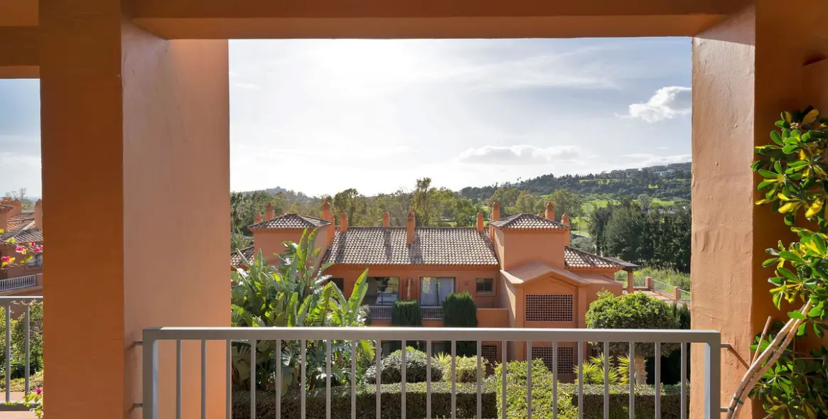 Sale of middle floor apartment in Atalaya 29