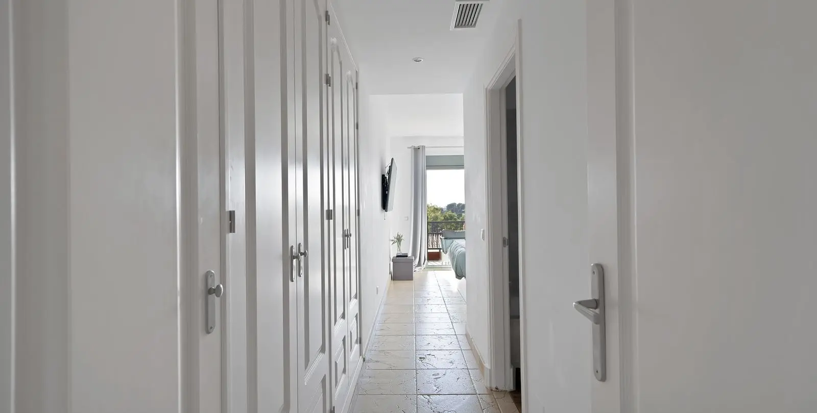 Sale of middle floor apartment in Atalaya 11