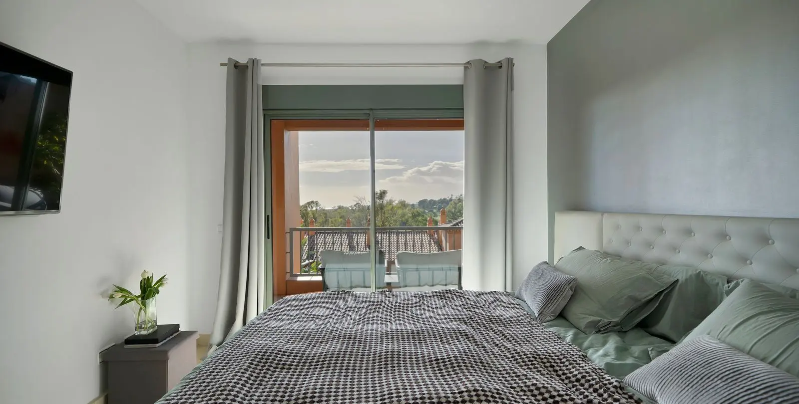 Sale of middle floor apartment in Atalaya 13