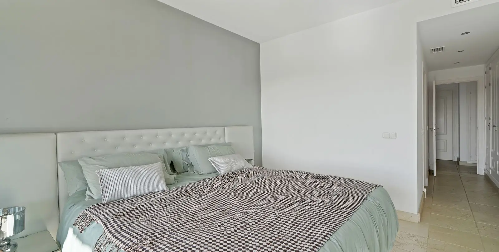 Sale of middle floor apartment in Atalaya 15