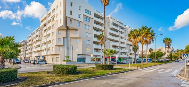 Venta de apartamento en planta media en La Campana 0