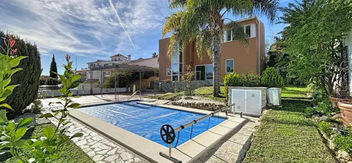 Продажа  отдельно стоящей виллы в Almayate 0