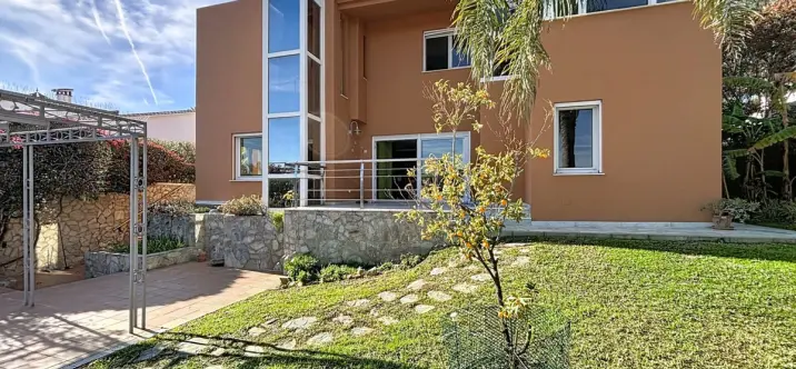 Продажа  отдельно стоящей виллы в Almayate 1