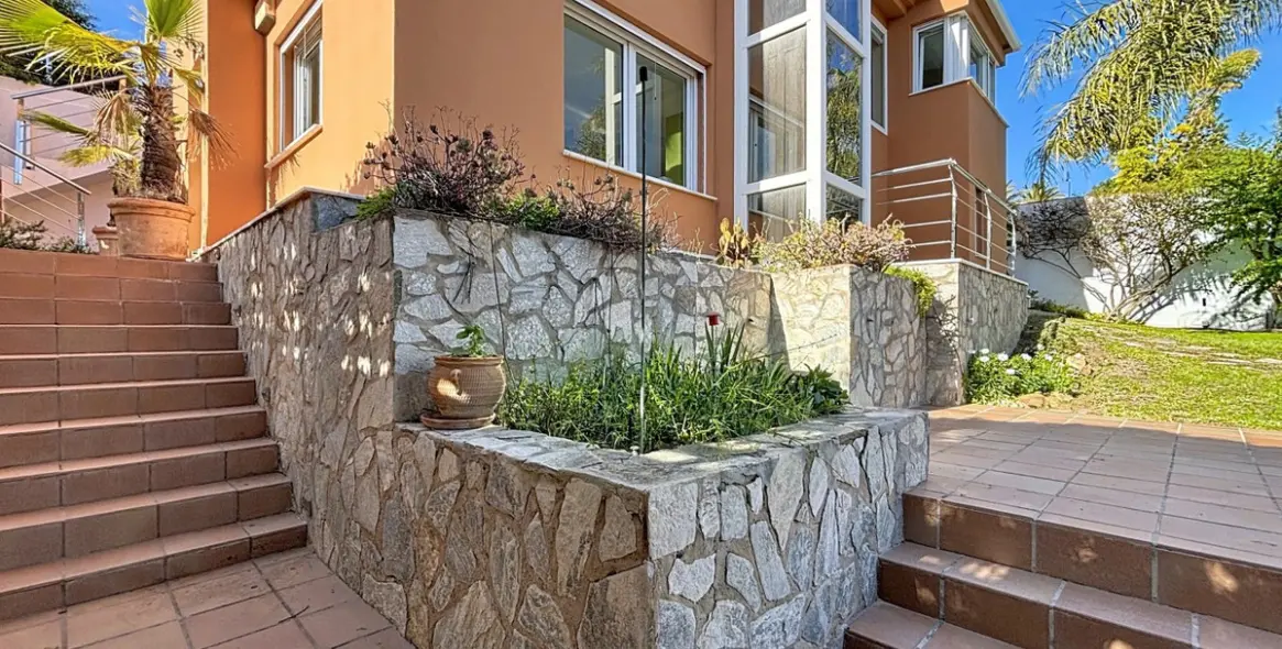 Продажа  отдельно стоящей виллы в Almayate 3