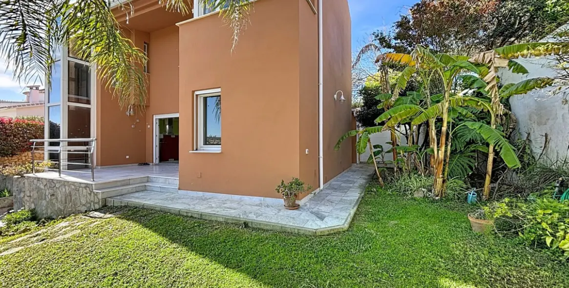 Продажа  отдельно стоящей виллы в Almayate 44