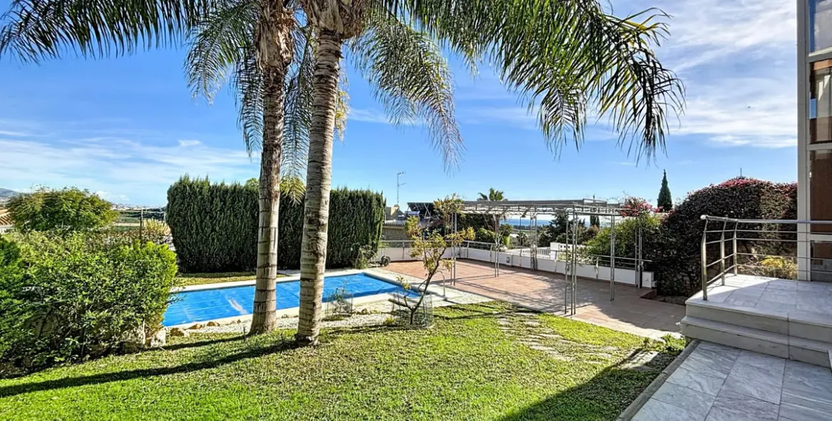 Продажа  отдельно стоящей виллы в Almayate 47