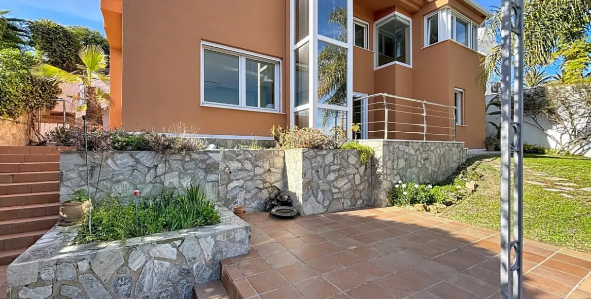 Продажа  отдельно стоящей виллы в Almayate 50