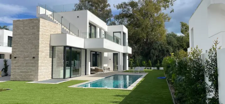 Продажа  отдельно стоящей виллы в Estepona 0