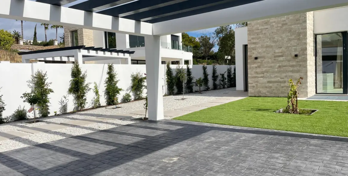 Продажа  отдельно стоящей виллы в Estepona 2