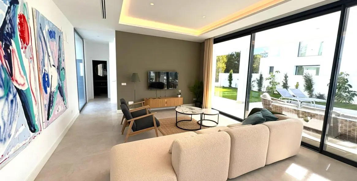 Продажа  отдельно стоящей виллы в Estepona 3