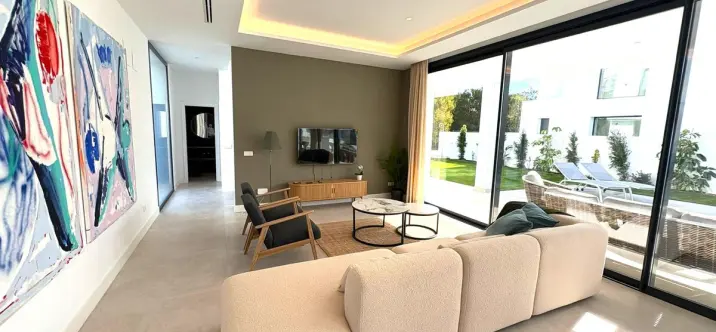 Продажа  отдельно стоящей виллы в Estepona 2