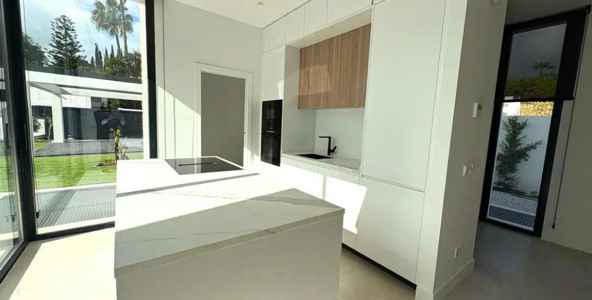 Продажа  отдельно стоящей виллы в Estepona 12