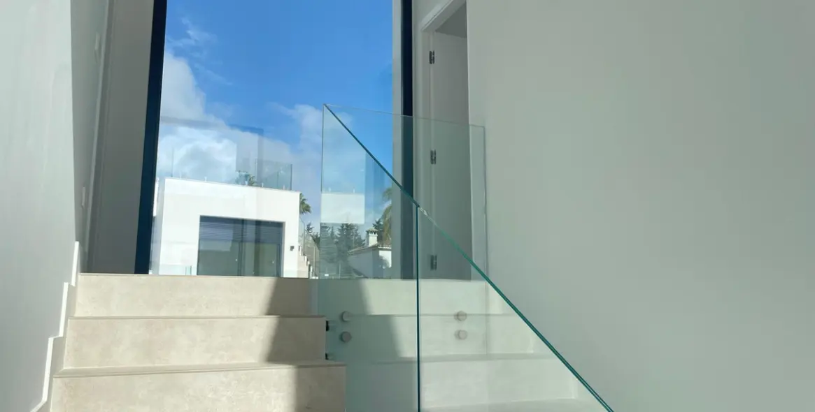 Продажа  отдельно стоящей виллы в Estepona 13