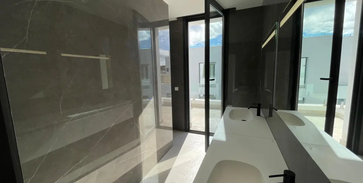 Продажа  отдельно стоящей виллы в Estepona 18