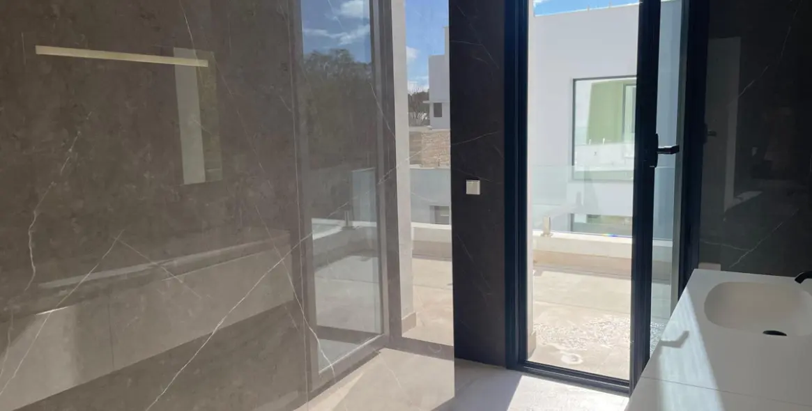 Sale of detached villa in Estepona 21