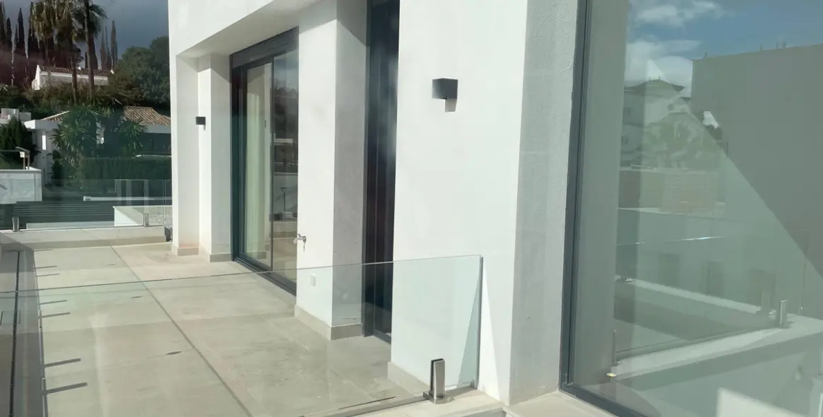 Sale of detached villa in Estepona 23