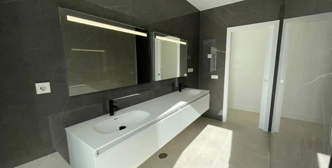 Sale of detached villa in Estepona 24