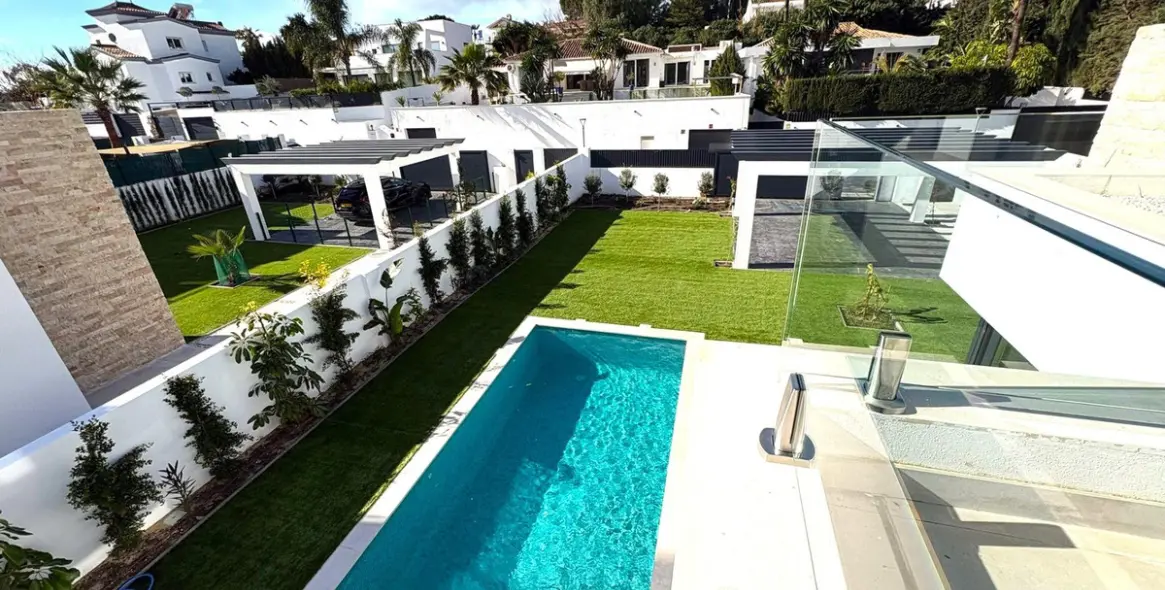 Sale of detached villa in Estepona 27