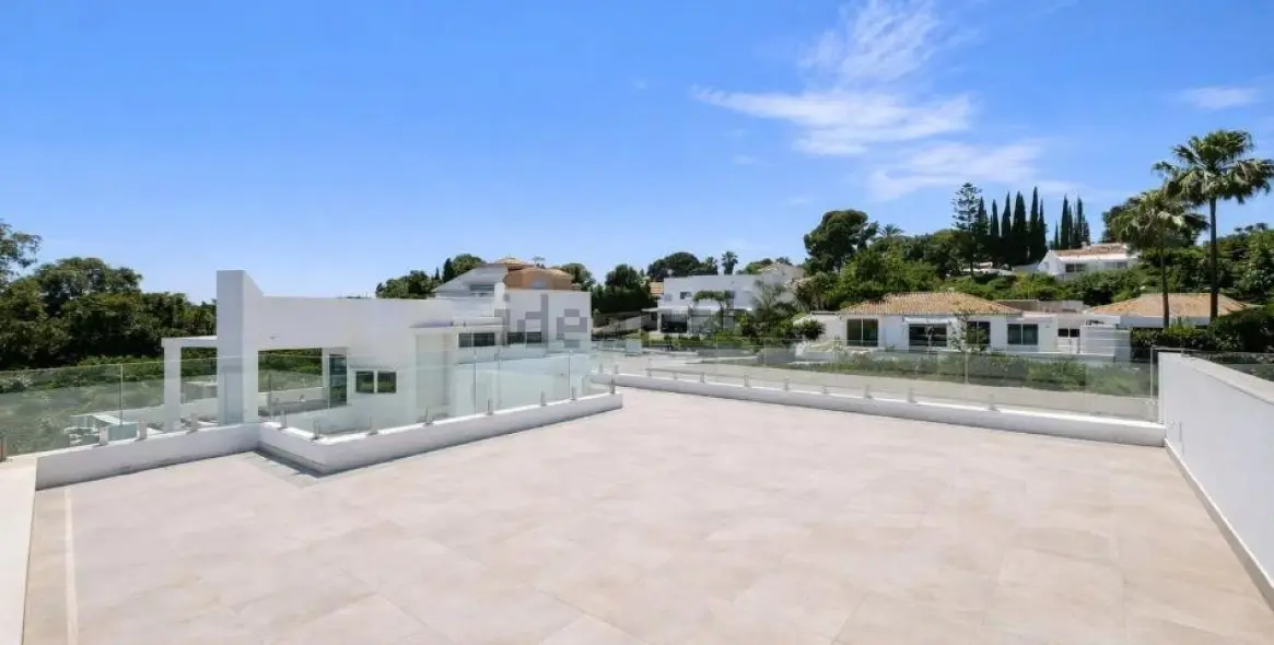 Sale of detached villa in Estepona 28