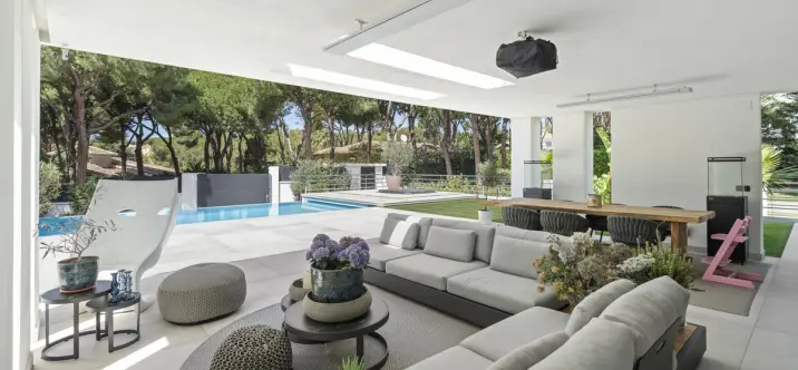 Продажа  отдельно стоящей виллы в Las Chapas 1