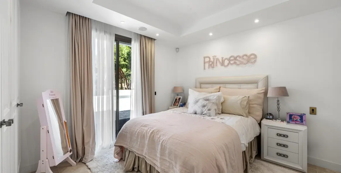 Продажа  отдельно стоящей виллы в Las Chapas 10