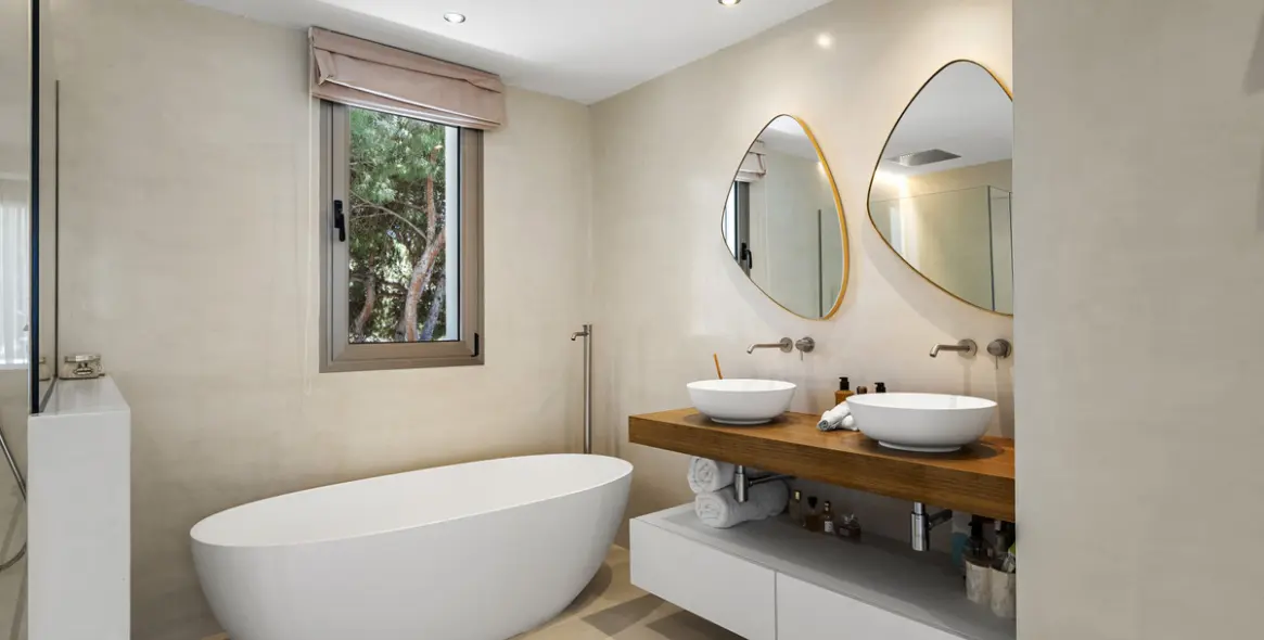 Продажа  отдельно стоящей виллы в Las Chapas 11